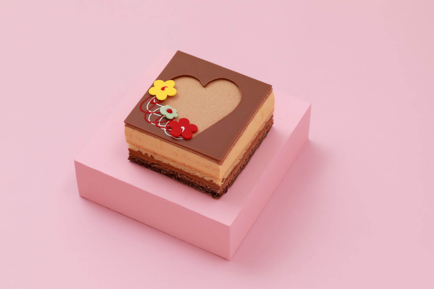 ジャン＝ポール・エヴァンの母の日、花を飾ったハート型チョコレートや洋梨のブランデーが香るケーキ｜写真2