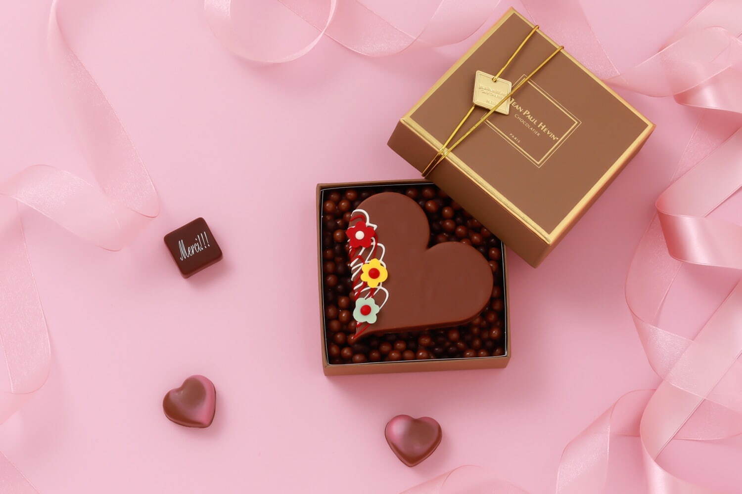 ジャン＝ポール・エヴァンの母の日、花を飾ったハート型チョコレートや洋梨のブランデーが香るケーキ｜写真1