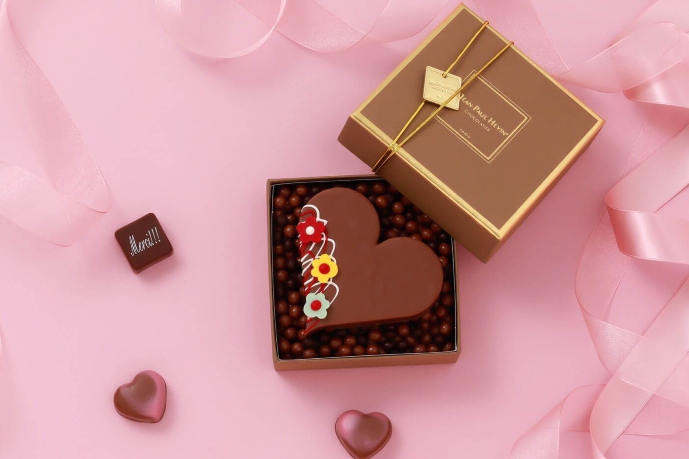 ジャン＝ポール・エヴァンの母の日、花を飾ったハート型チョコレートや洋梨のブランデーが香るケーキ