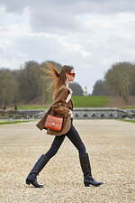 セリーヌ 2021年冬ウィメンズコレクション、メゾンのコードにフレッシュなアクセントを効かせて｜写真9