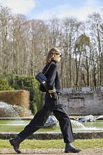 セリーヌ 2021年冬ウィメンズコレクション、メゾンのコードにフレッシュなアクセントを効かせて｜写真36