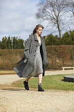 セリーヌ 2021年冬ウィメンズコレクション、メゾンのコードにフレッシュなアクセントを効かせて｜写真73