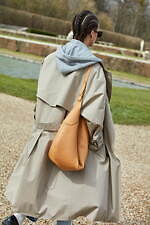 セリーヌ 2021年冬ウィメンズコレクション、メゾンのコードにフレッシュなアクセントを効かせて｜写真100