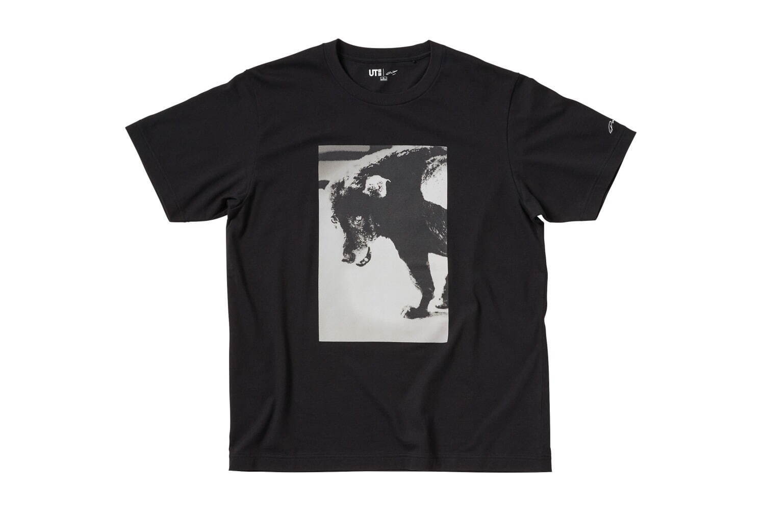 ユニクロ「UT」×写真家・森山大道のメンズTシャツ、《三沢の犬》などモノクロ写真をプリント