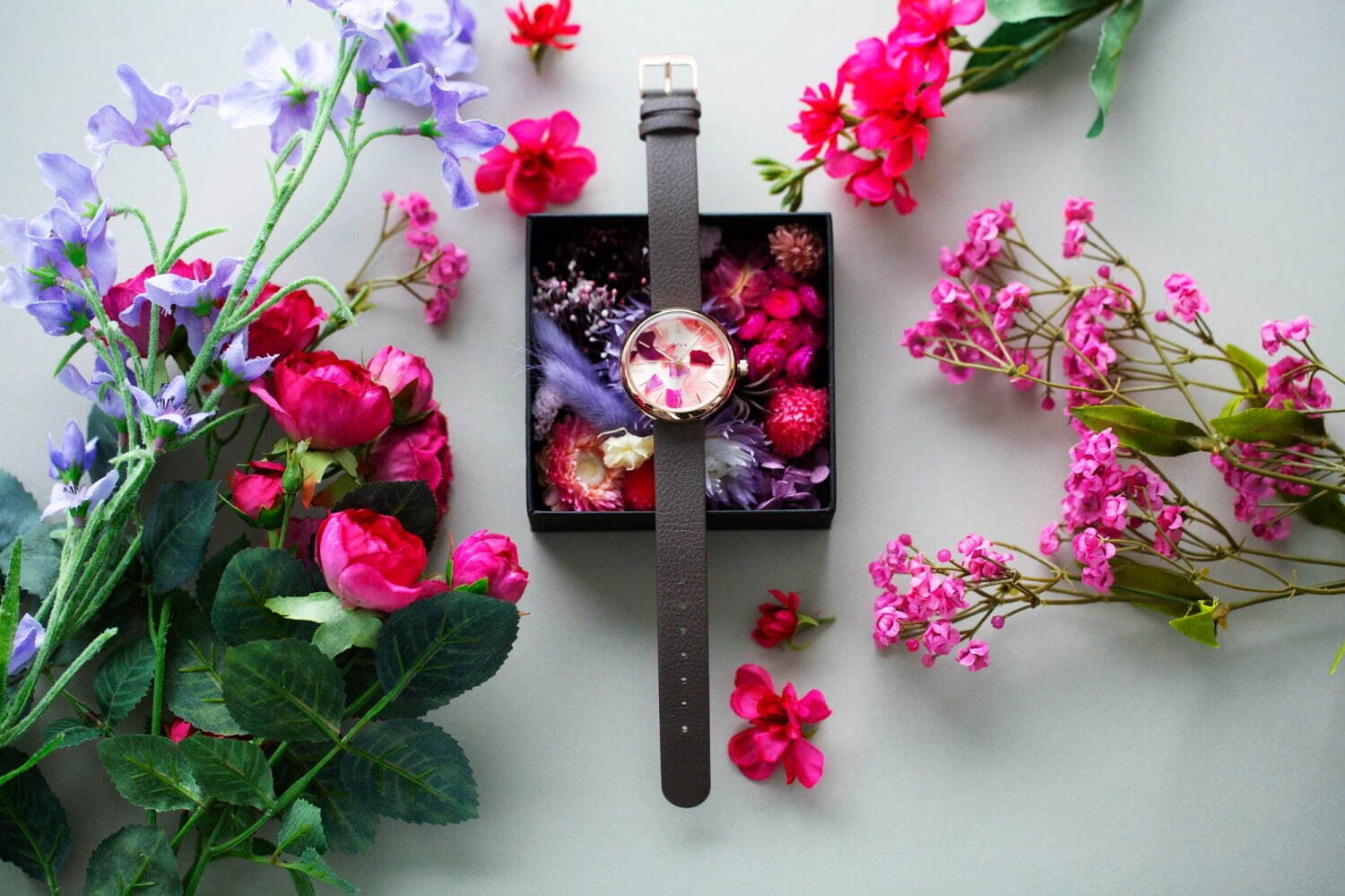 本物の花びらを文字盤にとじこめた スピカ の母の日限定腕時計 グイ フラワーデザインとコラボ ファッションプレス