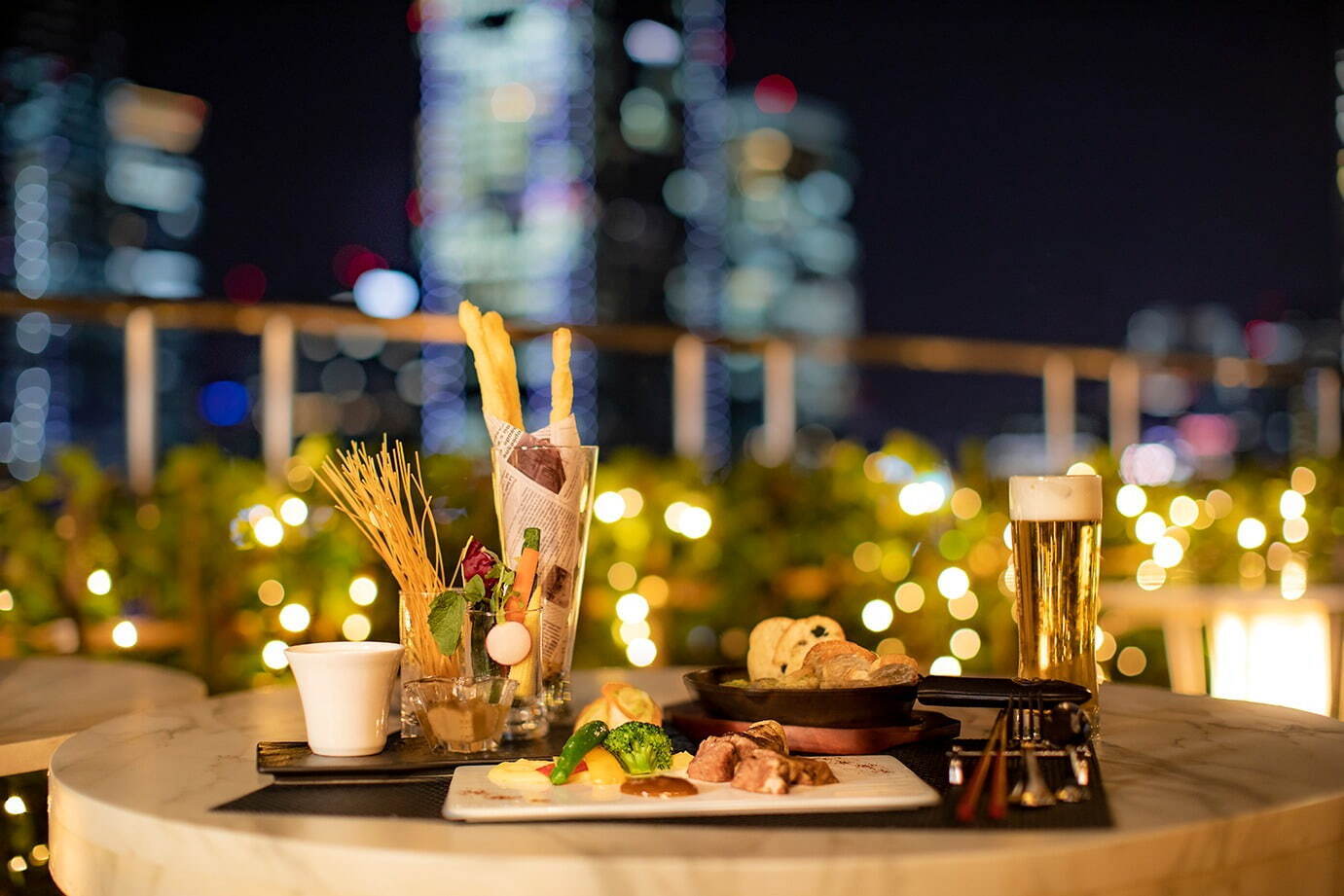 「丸ノ内ホテル アーバンビアテラス 2021」東京駅の夜景と楽しむドリンクとシェフこだわりの料理｜写真2