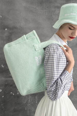 ミュウミュウ“フレンチマリン”着想の新作、パステル色のパイル地バッグ 