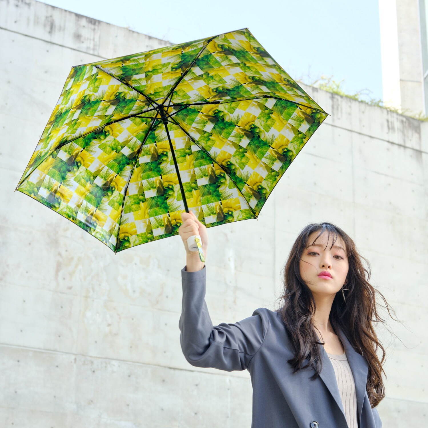 Wpc.、 “万華鏡”のような花柄が広がる折りたたみ傘