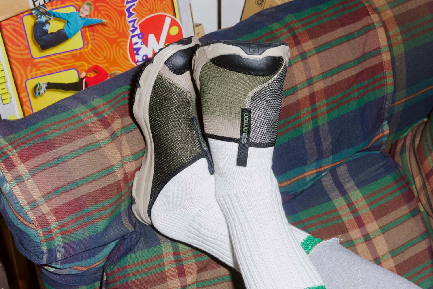 サロモン×ビームスのリカバリーサンダル“ミリタリー”グラデーションの左右非対称アッパー