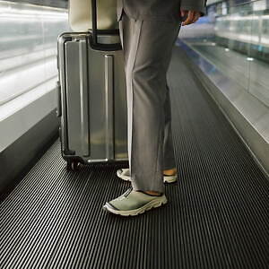 サロモン×ビームスのリカバリーサンダル“ミリタリー”グラデーションの左右非対称アッパー｜写真4