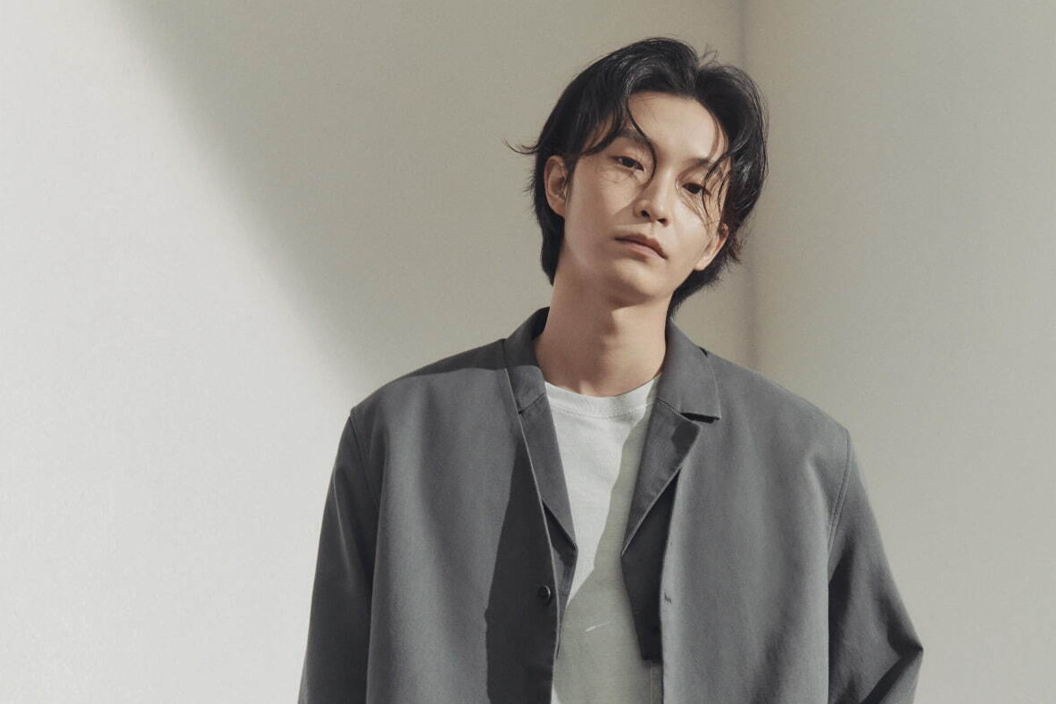 コスから“2WAY仕様”の新作メンズブレザー＆パンツ、ターコイズブルーのスウェットシャツも