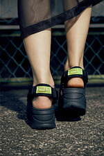 パメオポーズ×シャカ“大ぶりフリンジ”の厚底サンダル、真夜中ブラックorキラキラシルバー｜写真4