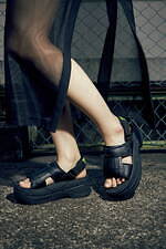 パメオポーズ×シャカ“大ぶりフリンジ”の厚底サンダル、真夜中ブラックorキラキラシルバー｜写真3