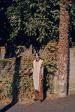 マメ クロゴウチ 2021年プレフォールコレクション - 夕暮れの京の都、格子窓の光をたよりに｜写真1