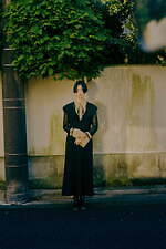 マメ クロゴウチ 2021年プレフォールコレクション - 夕暮れの京の都、格子窓の光をたよりに｜写真4