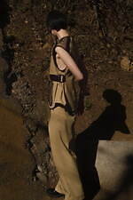 マメ クロゴウチ 2021年プレフォールコレクション - 夕暮れの京の都、格子窓の光をたよりに｜写真9