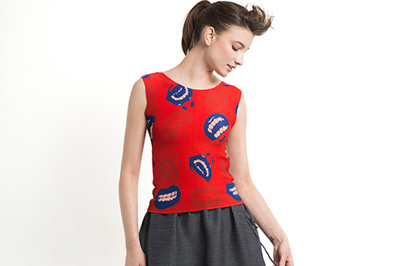 ミー イッセイ ミヤケが2013-14秋冬の展開をスタート - ノベルティのホルン型ブローチも