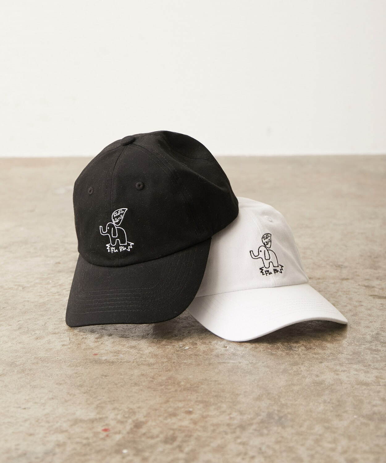 キャップ 各3,190円(税込)