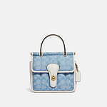 コーチ“シグネチャー パターン”の新作ウィメンズ＆メンズバッグ、爽やかブルー×ホワイトの財布も｜写真1