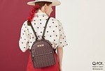 Q-pot.“チョコレート×ストロベリー”柄バックパック、ゴールドプレートや本革ベルト付き｜写真2