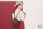 Q-pot.“チョコレート×ストロベリー”柄バックパック、ゴールドプレートや本革ベルト付き｜写真1