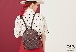 Q-pot.“チョコレート×ストロベリー”柄バックパック、ゴールドプレート 