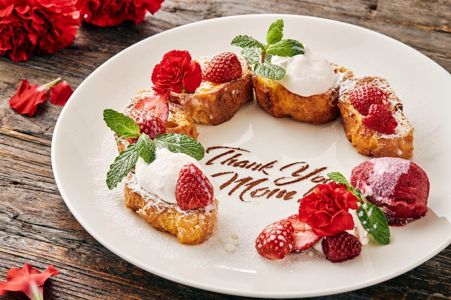 “食べられるカーネーション”の花かんむりフレンチトースト、青山フラワーマーケット ティーハウスから｜写真1