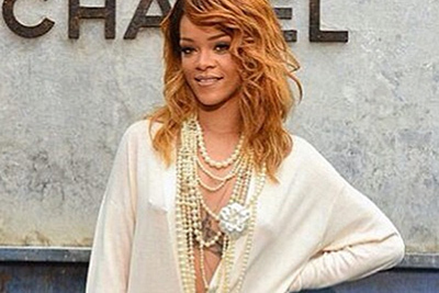 リアーナ｜リアーナ、シャネルのショーに大胆カーディガン姿で登場