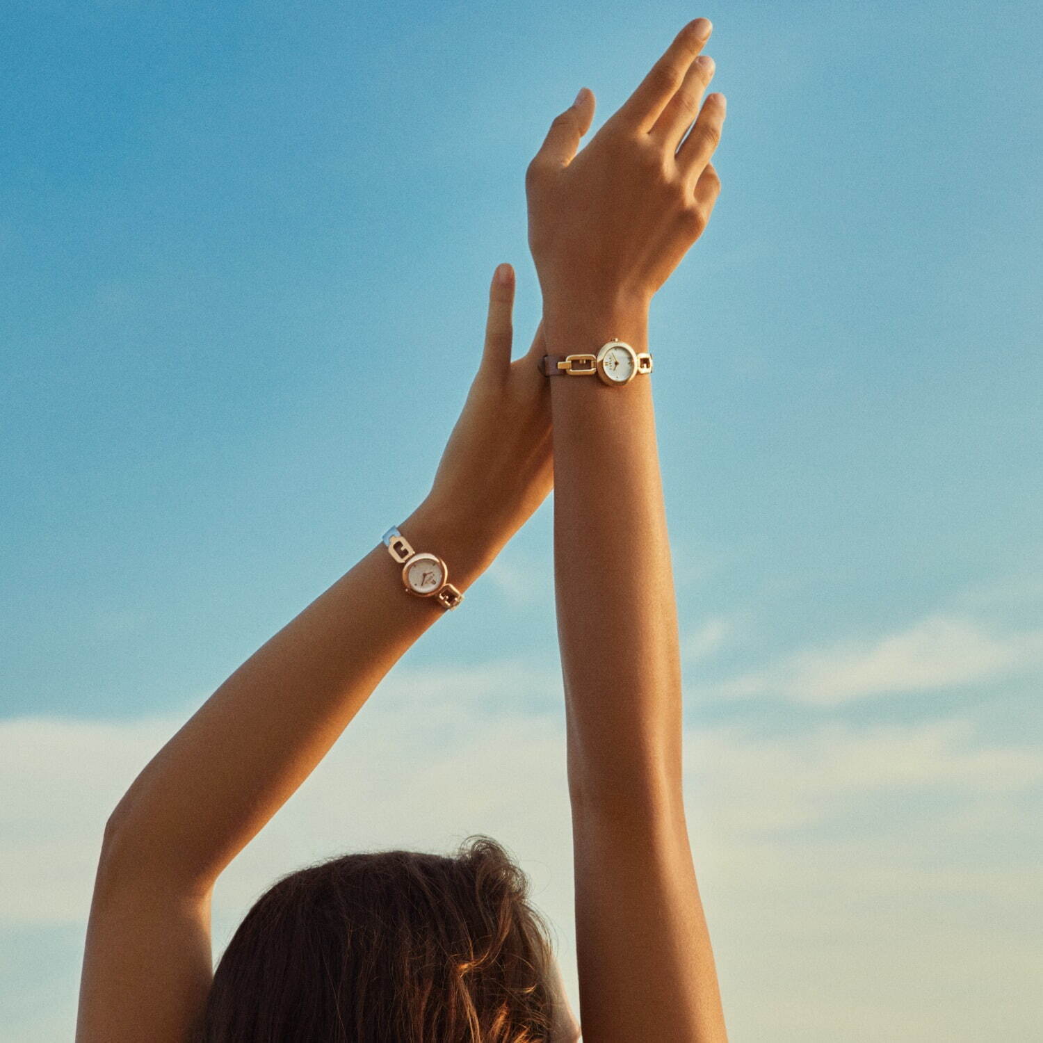 フルラ21年春夏新作「透け感アーチロゴ」の腕時計や“アクセ感覚”で楽しめるブレスレットウォッチ - ファッションプレス