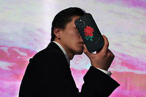 ヨウジヤマモト×ケースティファイのiPhoneケース、“牡丹の花”モチーフ 