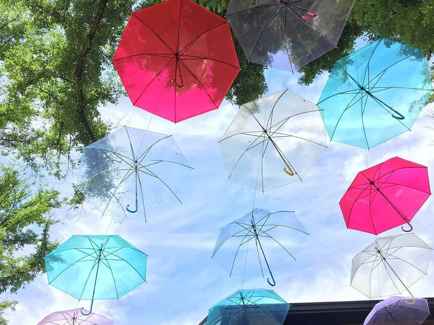 星野リゾート 軽井沢アンブレラスカイ21 カラフルな傘が 宙に浮かぶ 梅雨限定イベント ファッションプレス