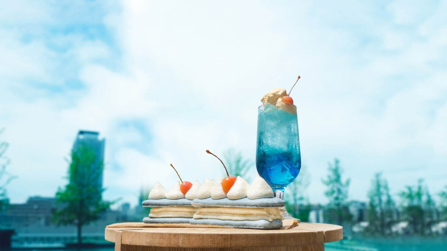 “空”イメージの限定エクレアが神戸・阿倍野で、クリームソーダ風味のブルー生地×ふわふわクリームも｜写真1