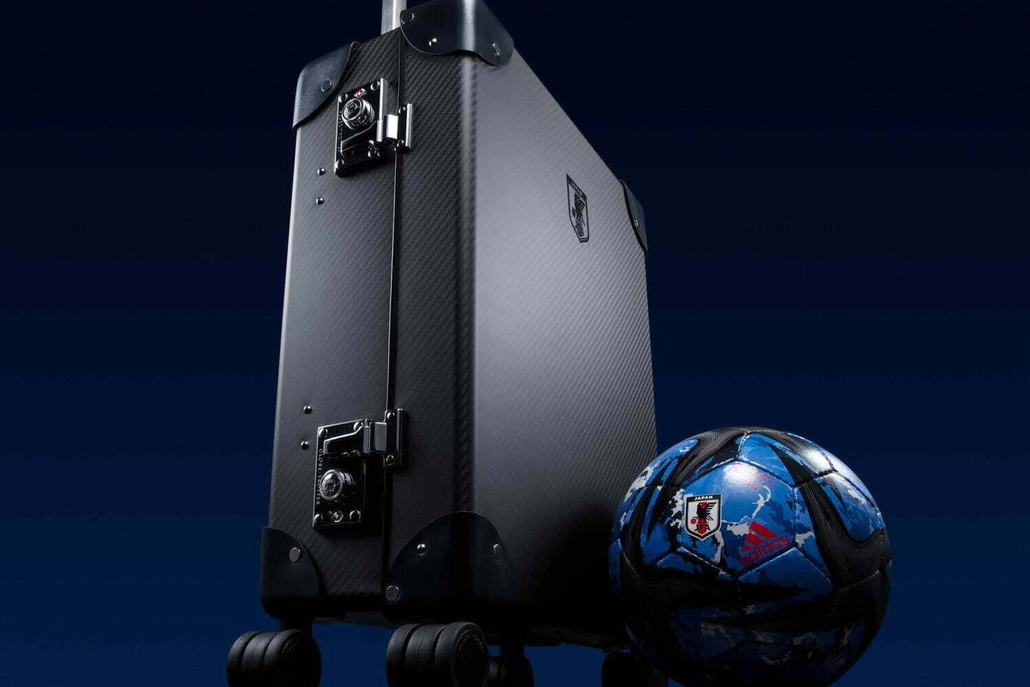 グローブ・トロッター“サッカー日本代表”公式トラベルケースを限定発売、サムライ ブルー色