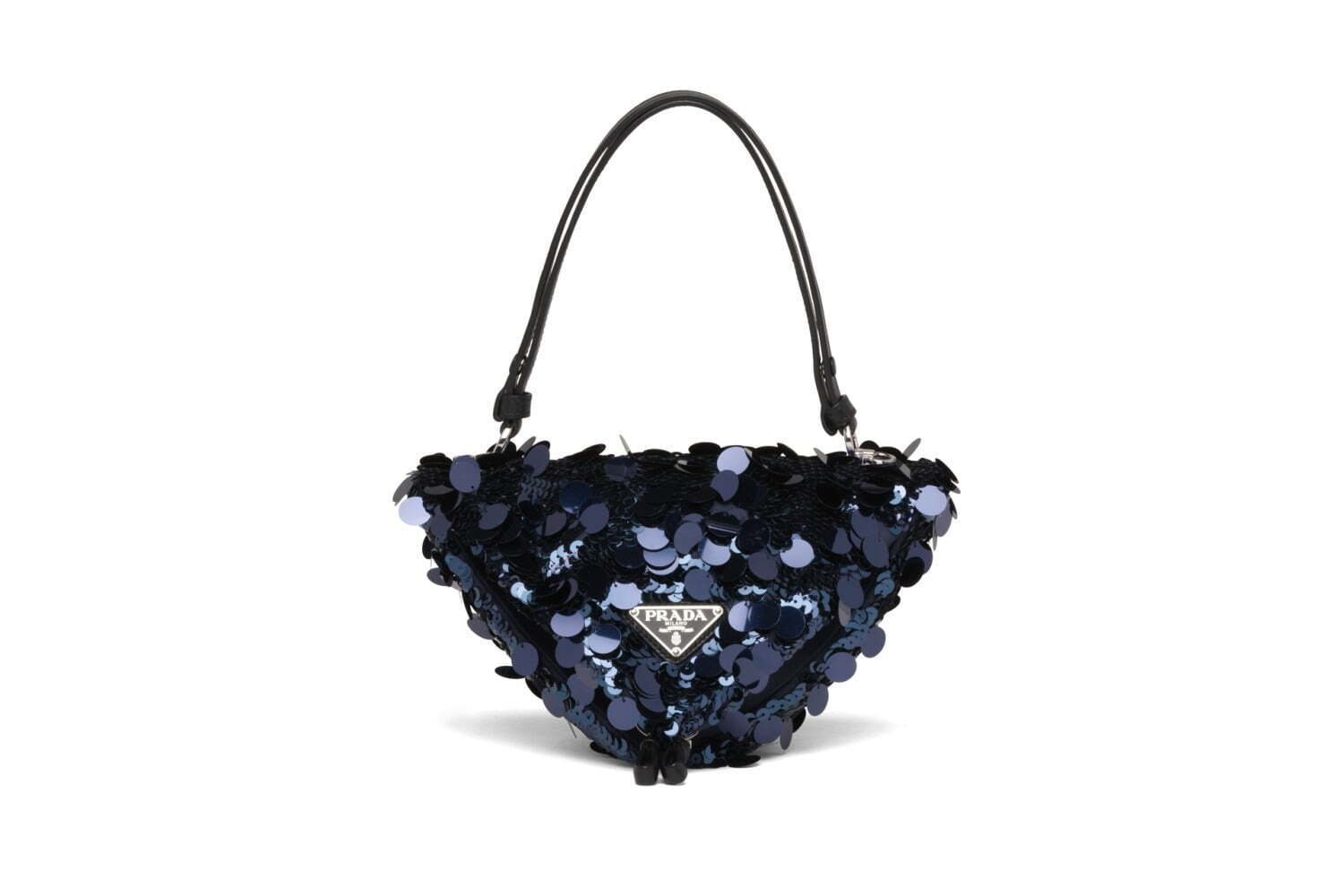 プラダの新作“リナイロン”ドレスやトライアングル型バッグ、“マウンテン”着想の期間限定ストアで