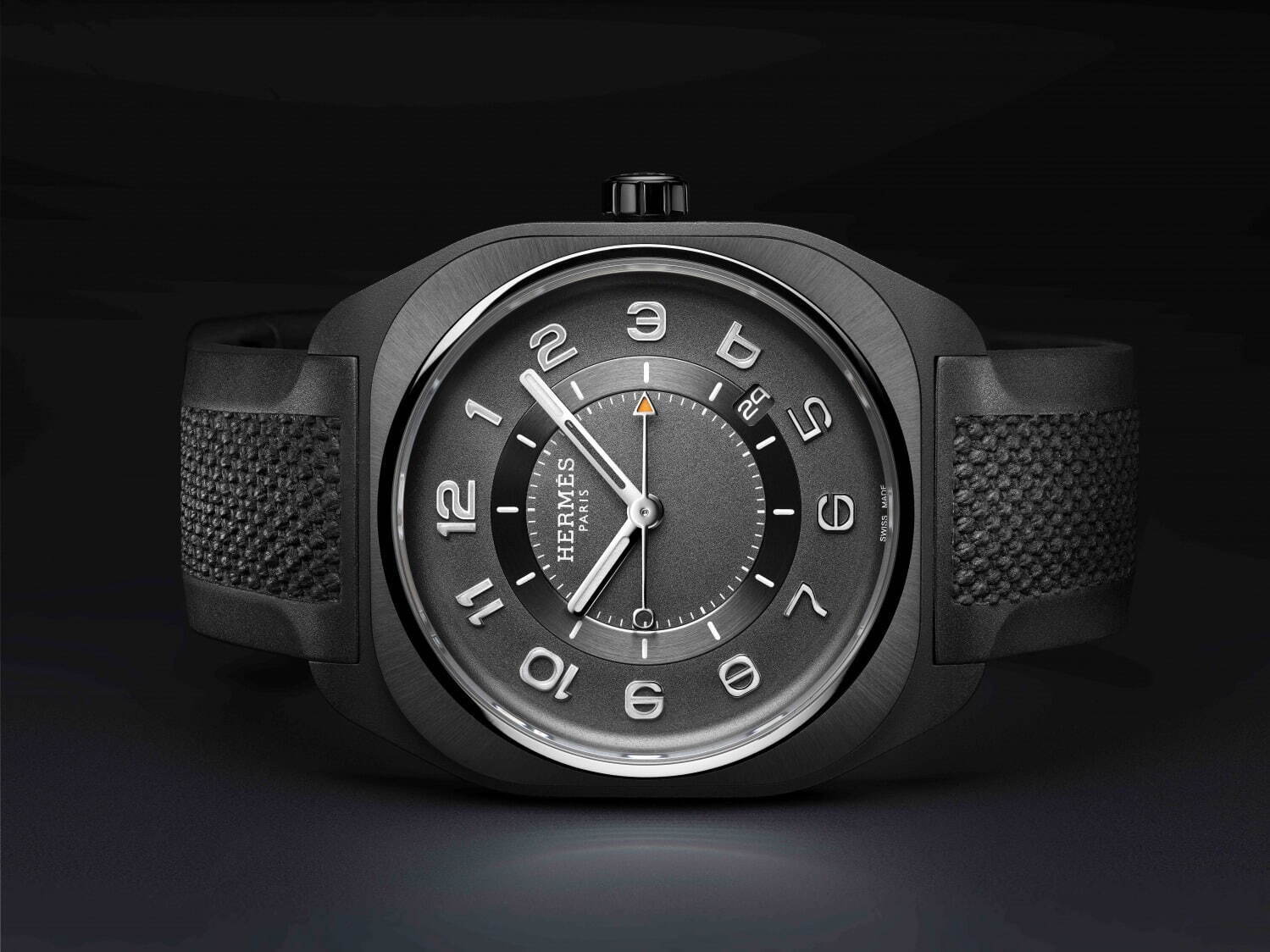エルメスのメンズ腕時計《エルメスH08》堅牢なクッション型ケースに円形の文字盤 - ファッションプレス