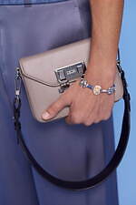 ディオール“ブリーフケース”を表現したメンズバッグ＆ショルダーストラップ付きカメラバッグ｜写真2