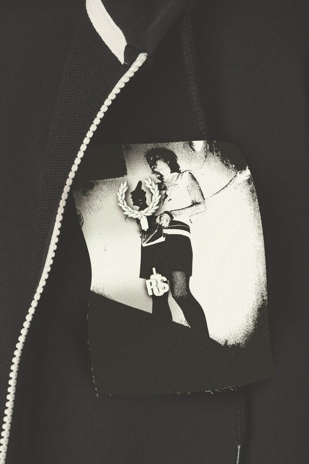 フレッドペリー×ラフ・シモンズの“写真パッチ”ポロシャツ、80年代英国の伝説的ライブハウスに着想｜写真22