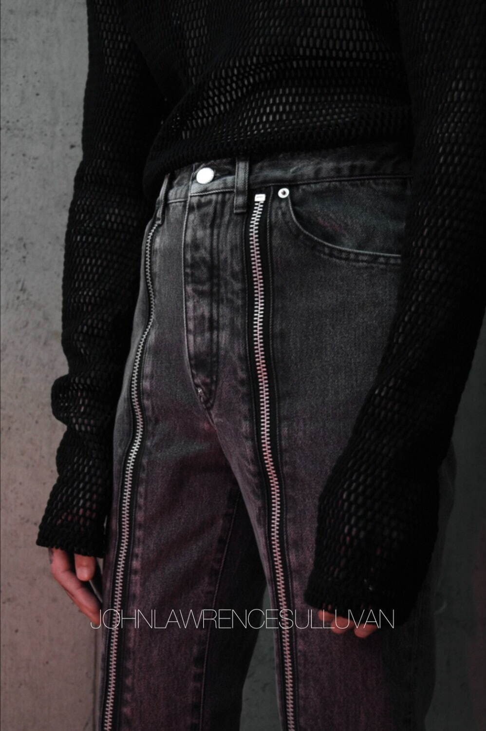 写真1/8｜ジョン ローレンス サリバンのメンズジップデニムパンツが再登場、ウォッシュドタイプで - ファッションプレス