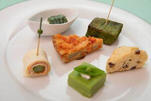 丸ノ内ホテルの抹茶アフタヌーンティー、京都「一保堂茶舗」の抹茶を使ったブリュレやシュークリームなど｜写真1