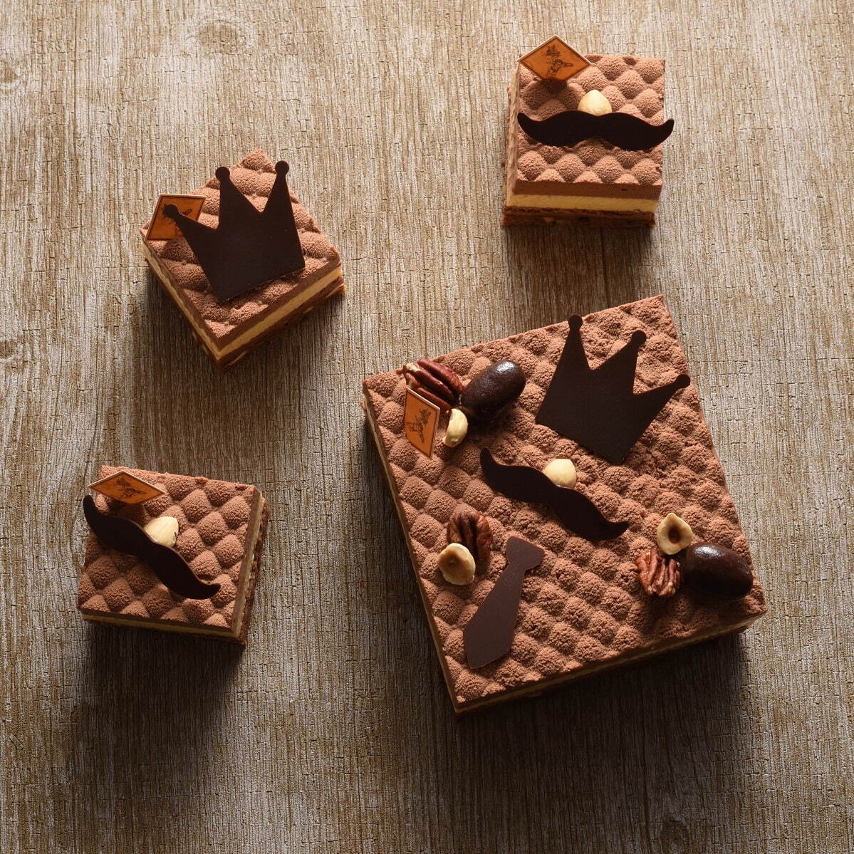 フレデリック カッセルの 父の日 ケーキ ジヴァラ 王冠やひげを飾ったチョコレートケーキ ファッションプレス フレデリック カッセルの 父の日 ケーキ ジヴァラ 王冠やひげを飾ったチョコレートケーキ ファッションプレス
