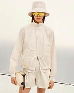 モンクレールのウィメンズ新作、レイヤードジャケットや”雲のような”ボリューム感のバッグなど｜写真2