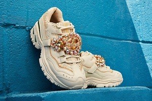 スケッチャーズ“カラービジュー＆チェーン”のデコラティブスニーカー、ウィメンズ人気スニーカーがベース