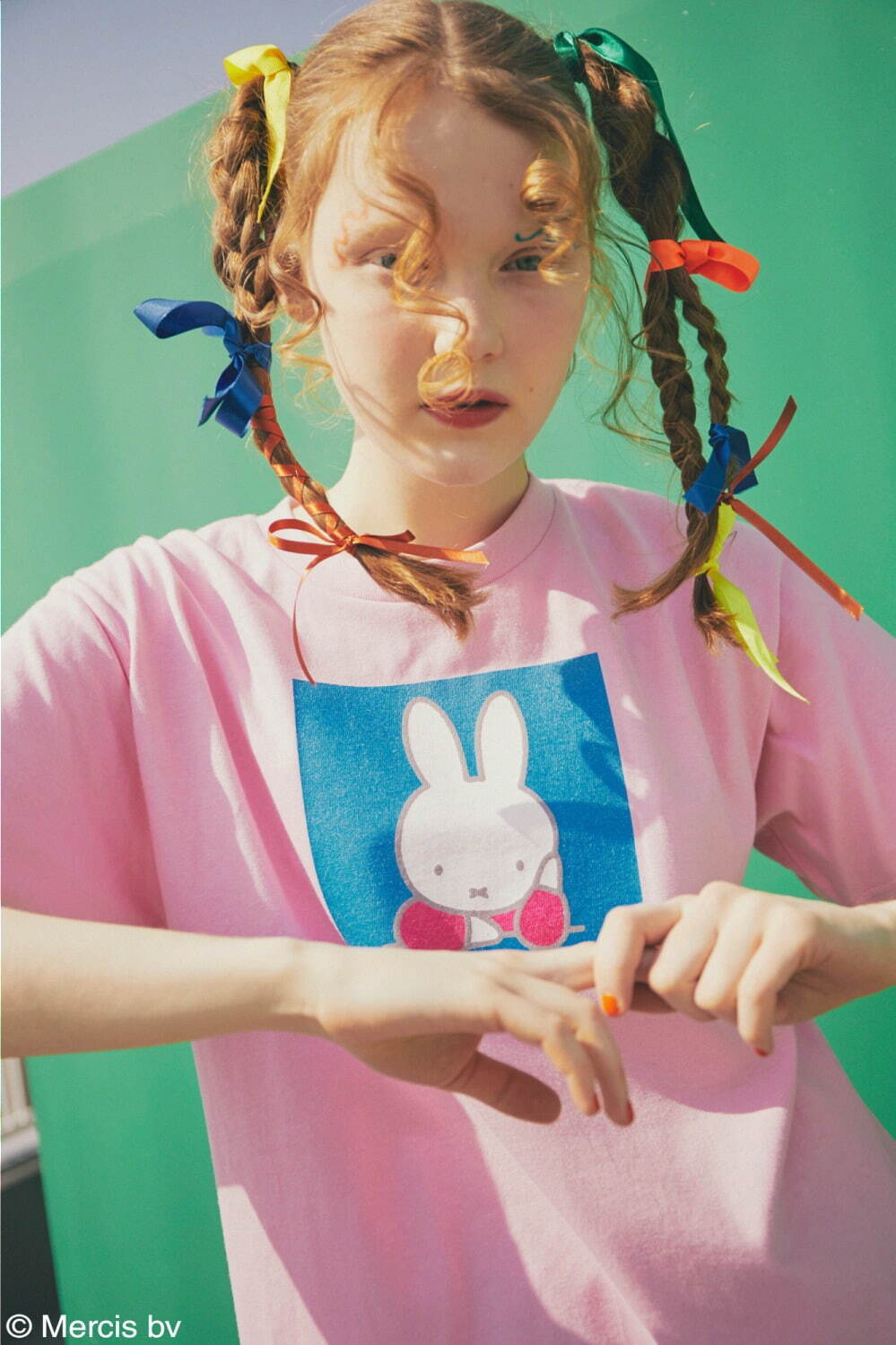 キャンディストリッパー×ミッフィーのカラフルTシャツ、ミッフィーが“ひょっこり顔を出す”靴下も - ファッションプレス キャンディストリッパー×ミッフィーのカラフルTシャツ、ミッフィーが“ひょっこり顔を出す”靴下も - ファッションプレス