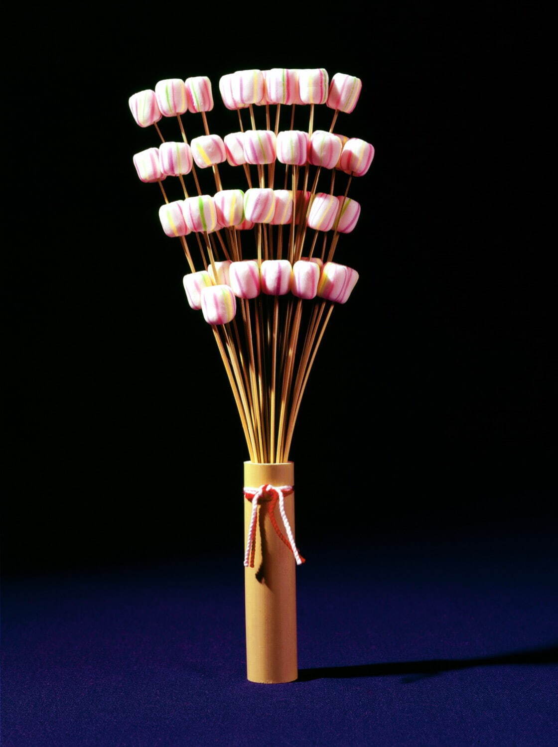 《ささらあめ》宮城県／熊谷屋 撮影：酒井道一 (岡秀行著『包』毎日新聞社、1972年 所収)