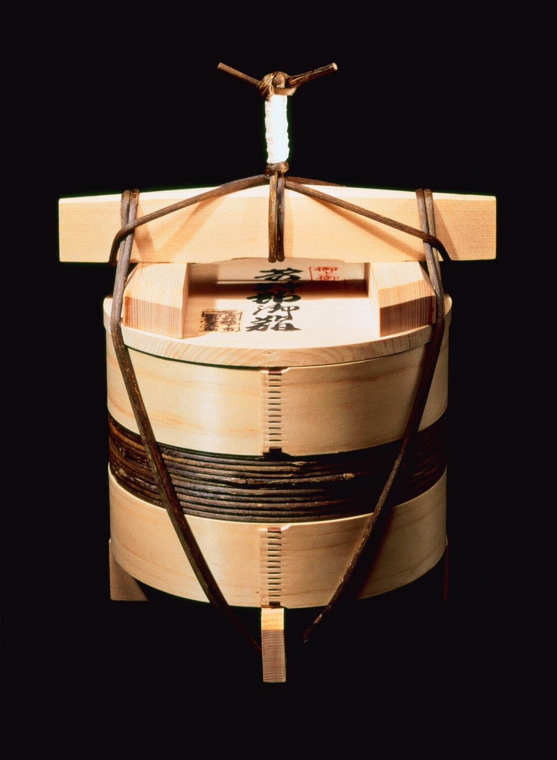 《釣瓶鮓》奈良県／釣瓶鮓弥助 撮影：酒井道一 (岡秀行著『包』毎日新聞社、1972年 所収)