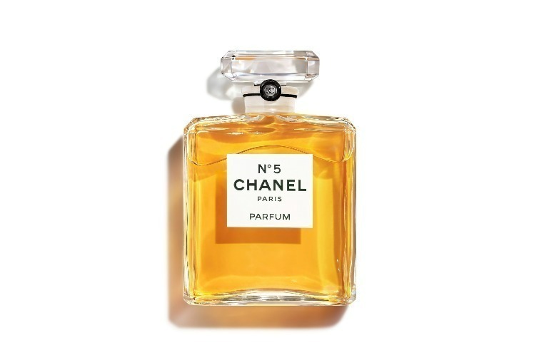 シャネル N°5」纏う人によって“香りが変わる”フレグランス、100年続く名香にセレブリティも虜に - ファッションプレス