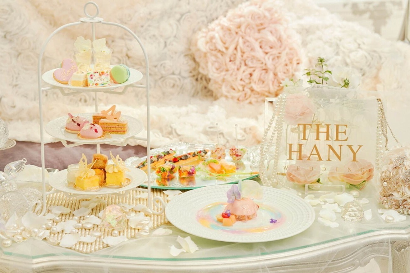 パフェ｜「ハッピーハニーアフタヌーンティー」青山・横浜・大宮・新浦安で、“ドレス”に見立てたピーチメルバなど