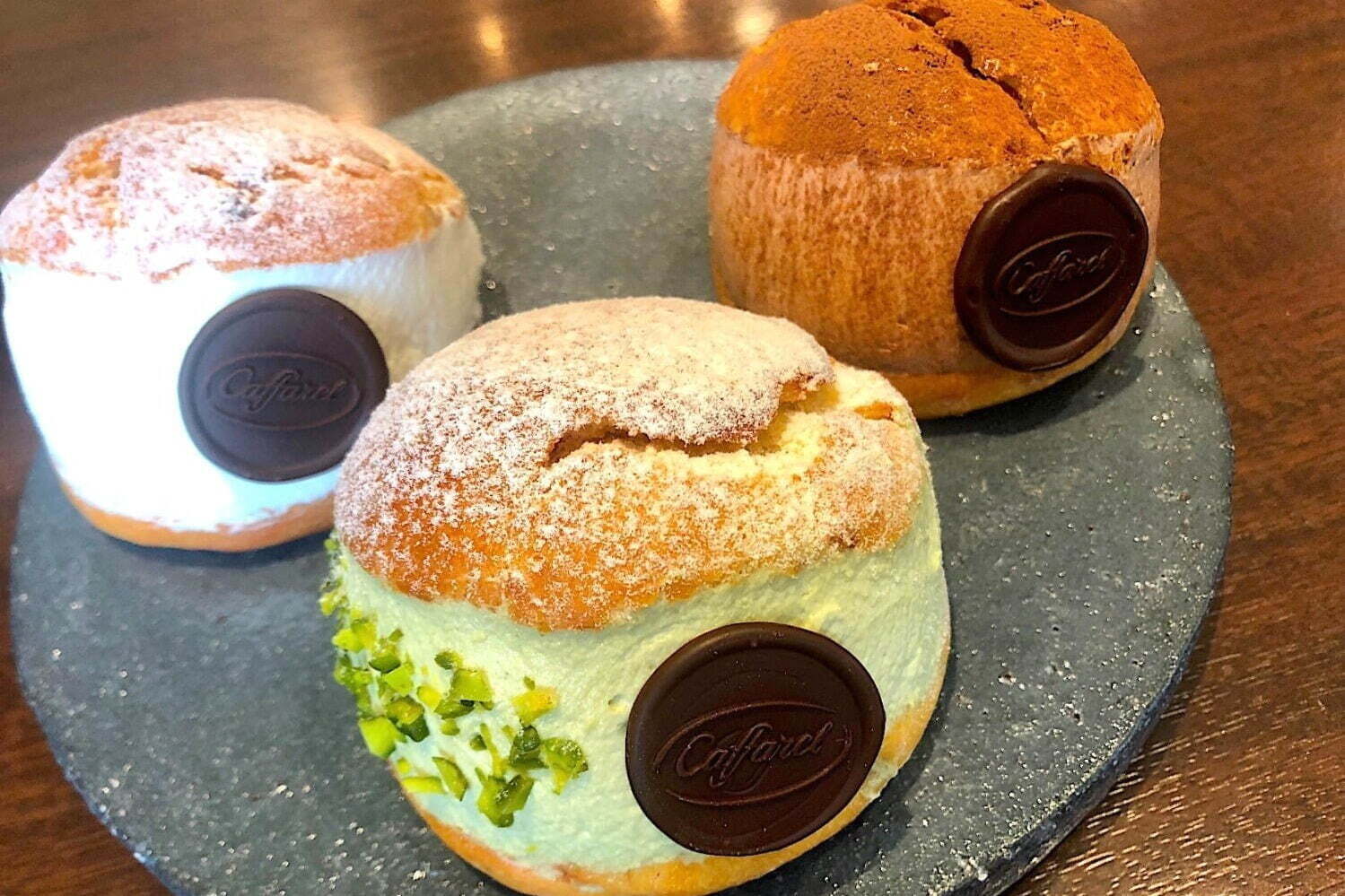 カファレル“ふわふわ生クリーム”マリトッツォに新作「プレミアムピスタチオ」甘酸っぱチェリーシロップ入