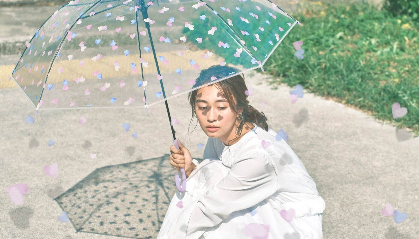 傘　女性　ブローチ　黒　雨　レイン - 1