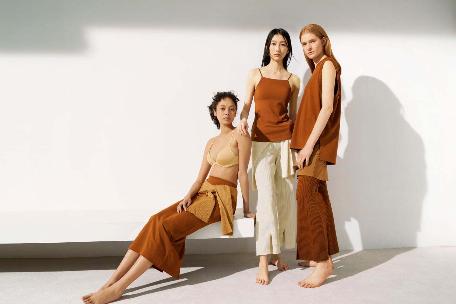 ユニクロ×マメ クロゴウチ“女性のインナーウエア”に着目、ルームウエアに使えるニットやワンピースも